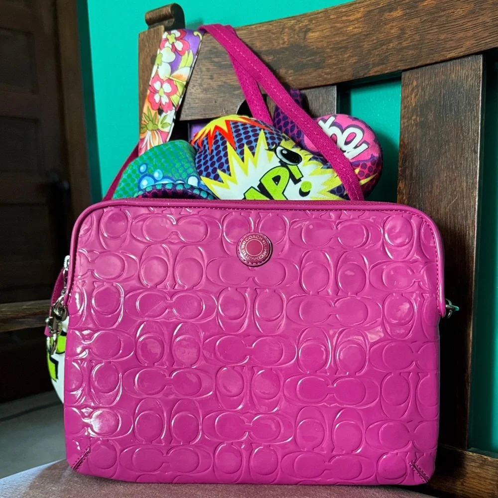 💕💕💕💕Coach Fuchsia Embossed IPAD Bag